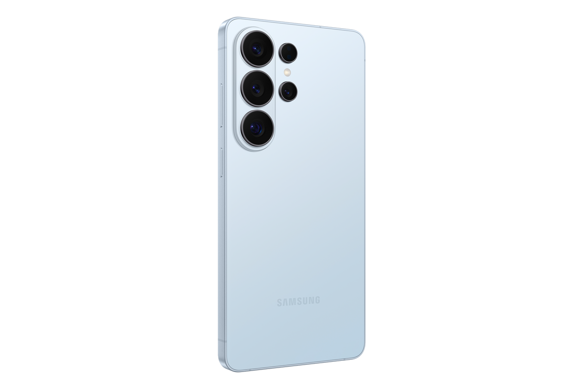 Smartphone Samsung Galaxy S26 Ultra en color Azul Cielo: Detalle de la cámara cuádruple de 200 MP y zoom óptico - Kmaron Digital
