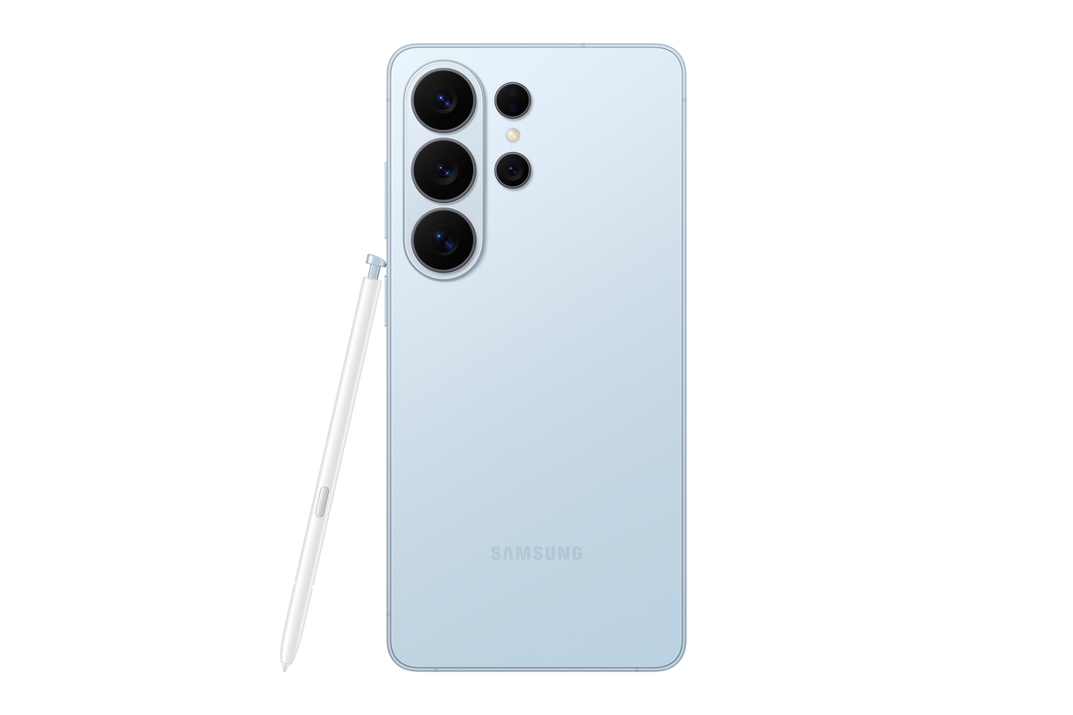 Smartphone Samsung Galaxy S26 Ultra en color Azul Cielo: Vista de perfil de los bordes rectos de titanio - Kmaron Digital