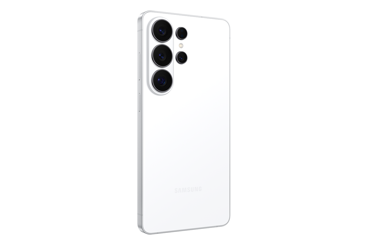 Smartphone Samsung Galaxy S26 Ultra en color Blanco: Detalle de la cámara cuádruple de 200 MP y zoom óptico - Kmaron Digital