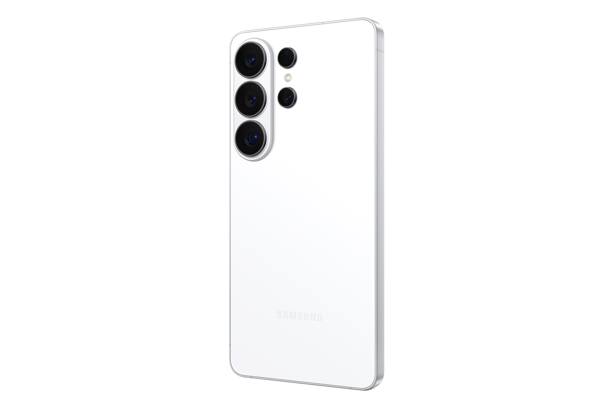 Smartphone Samsung Galaxy S26 Ultra en color Blanco: Vista con el lápiz óptico S Pen integrado y pantalla encendida - Kmaron Digital