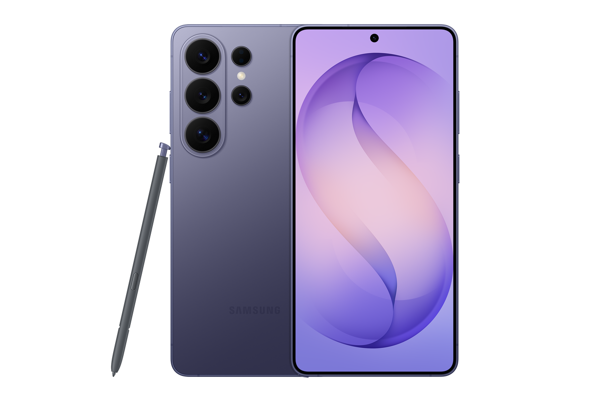 Smartphone Samsung Galaxy S26 Ultra en color Violeta: Vista frontal y trasera mostrando el diseño de titanio - Kmaron Digital