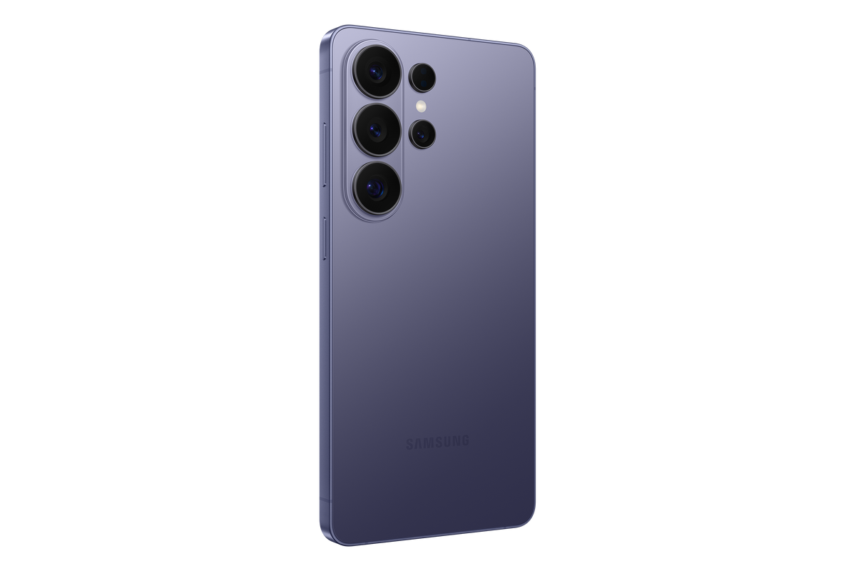 Smartphone Samsung Galaxy S26 Ultra en color Violeta: Detalle de la cámara cuádruple de 200 MP y zoom óptico - Kmaron Digital